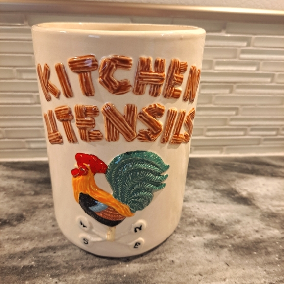 Vtg Colorful Rooster Kitcen Utensils Crock. Farmhouse Ceramic - Picture 1 of 4
